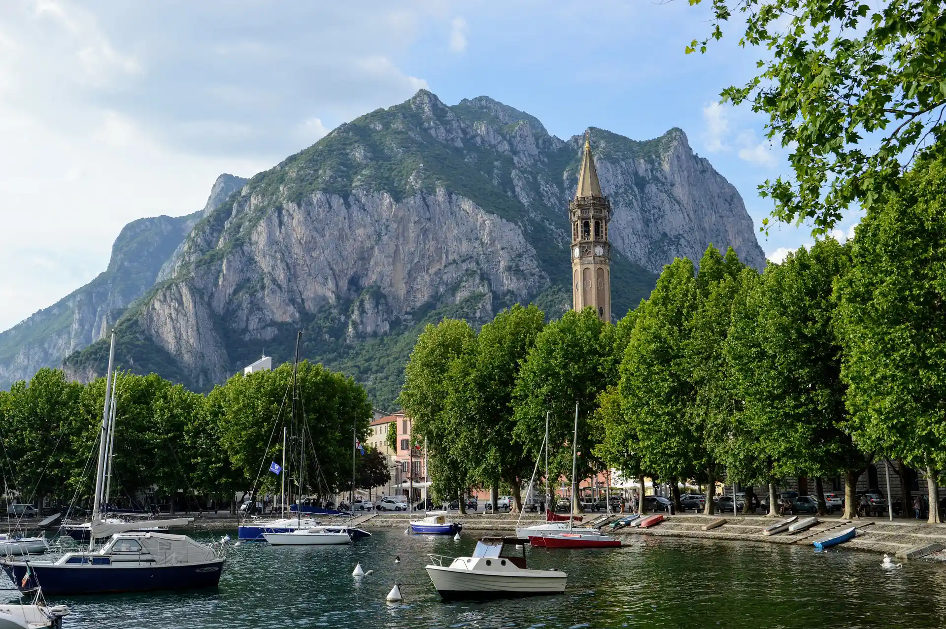 Paesaggio suggestivo di Lecco e del suo lago circondato da montagne.